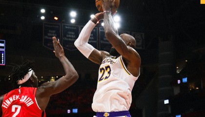 无缘4-0！湖人惨败火箭，詹姆斯10分9助8失误，伊森20分5断立功
